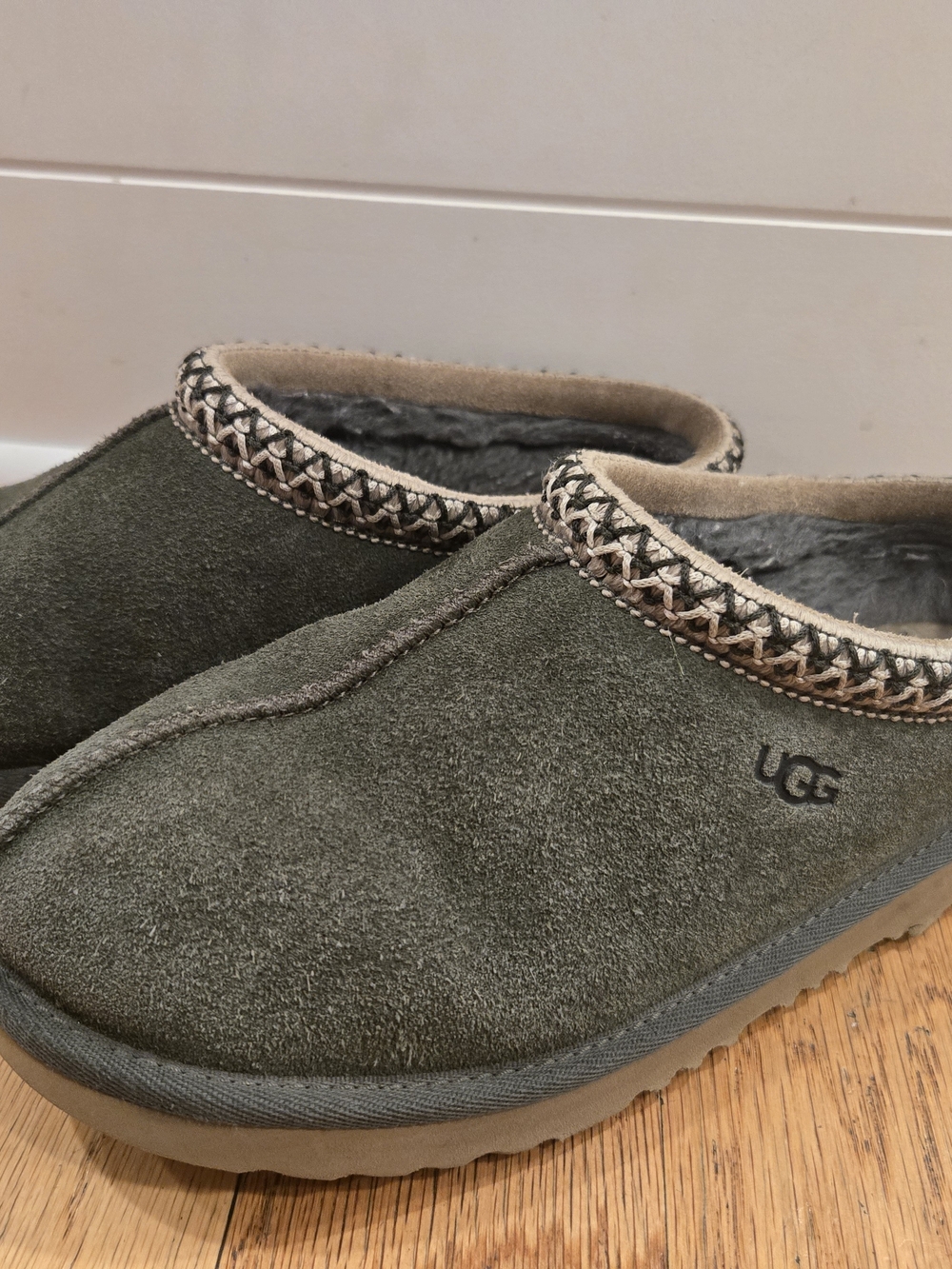 UGG Tasman Size 6